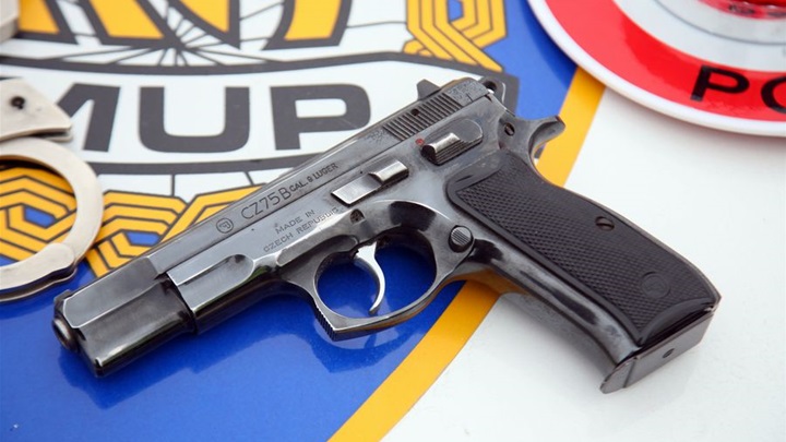 policija_pistolj.jpg