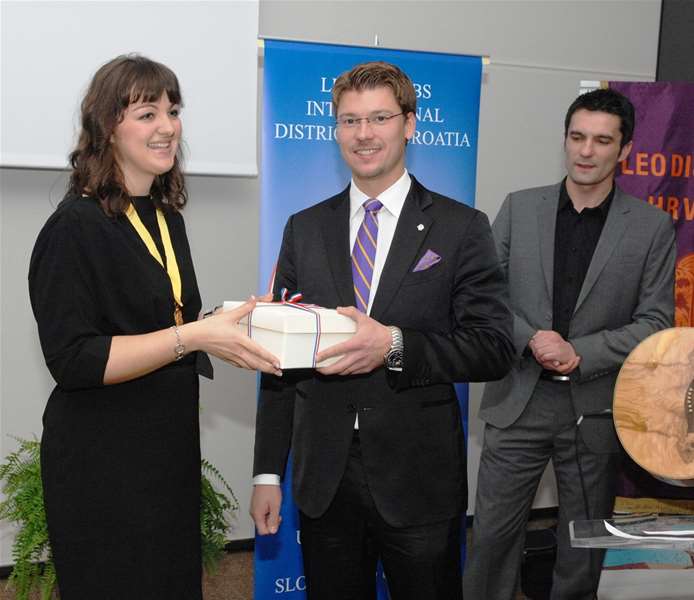 Predsjednik LEO Kluba Zagorje uručuje prigodan poklon Predsjednici LEO Districta 126 - Hrvatska.jpg