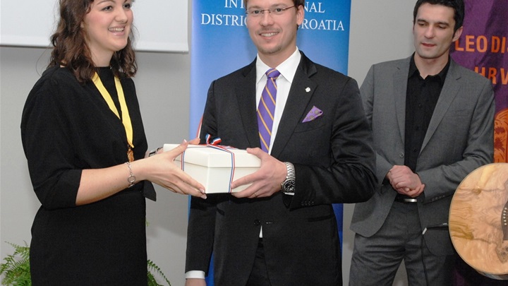 Predsjednik LEO Kluba Zagorje uručuje prigodan poklon Predsjednici LEO Districta 126 - Hrvatska.jpg