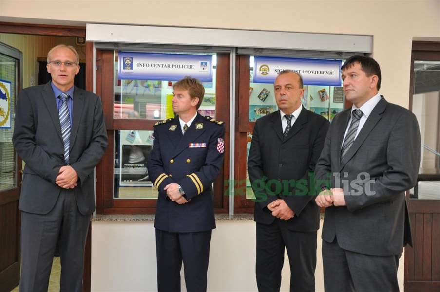 zagorje_zagorje_nacelnik_policije_jakob_bukvic_polaganje_vijenca_krapina_info_centar_28092012_01.jpg