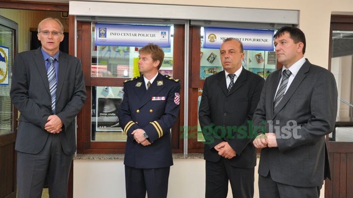 zagorje_zagorje_nacelnik_policije_jakob_bukvic_polaganje_vijenca_krapina_info_centar_28092012_01.jpg