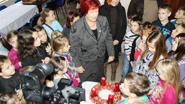 Paljenje adventske svijeće.jpg