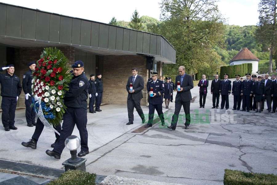 zagorje_zagorje_nacelnik_policije_jakob_bukvic_polaganje_vijenca_krapina_info_centar_28092012_03.jpg