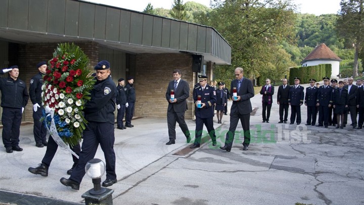 zagorje_zagorje_nacelnik_policije_jakob_bukvic_polaganje_vijenca_krapina_info_centar_28092012_03.jpg