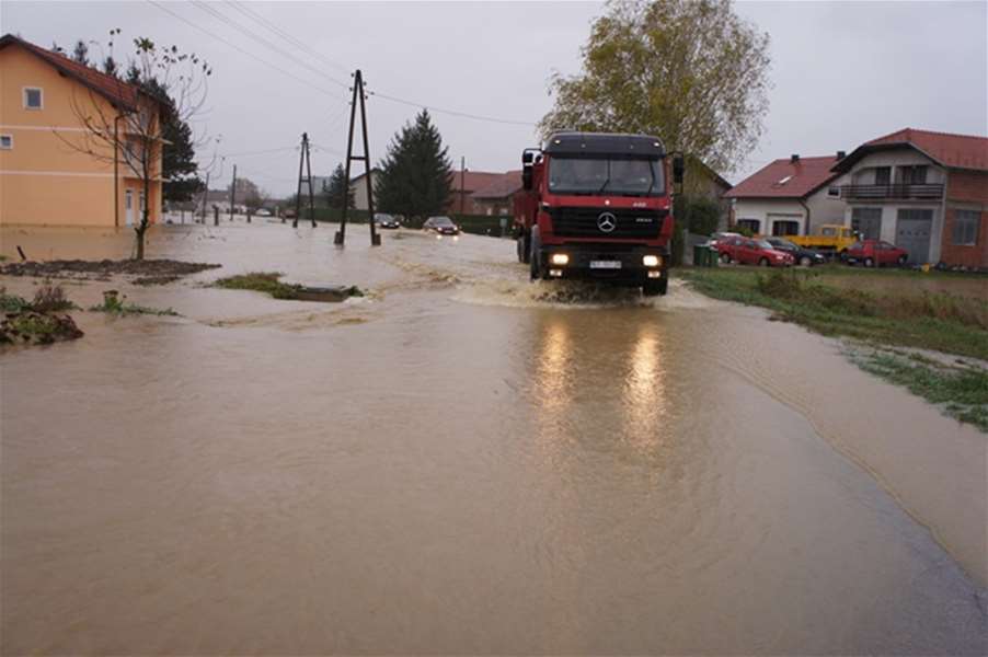 poplava zlatar_kamion.JPG