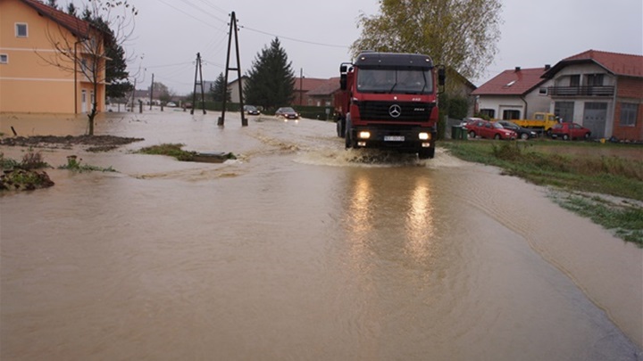 poplava zlatar_kamion.JPG