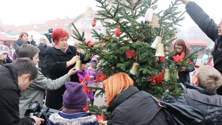 Kićenje bora_županica Sonja Borovčak.jpg