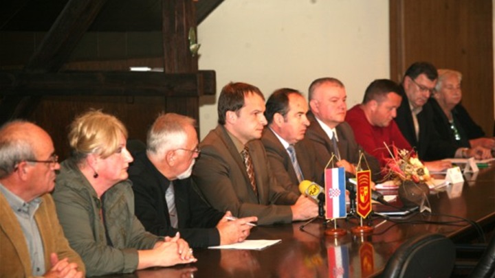 Sastanak stranaka oko suda .jpg